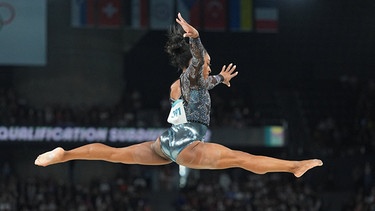 Simone Biles bei einer Turnübung bei den Olympischen Spielen 2024 in Paris. Muskeln halten euch fit und gesund, können sogar Krebs vorbeugen. Wir haben Tipps zum Training und Muskelaufbau. | Bild: picture alliance/abaca/ZumaABACA