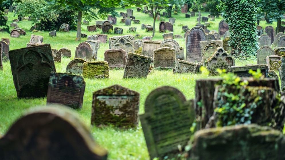 27.07.2021, Rheinland-Pfalz, Worms: Zahlreiche Grabsteine stehen auf dem Friedhof "Heiliger Sand". Der älteste jüdische Friedhof Europas weist rund 2000 Gräber auf. Zum ersten Mal zeichnete die Unesco jüdisches Kulturgut in Deutschland als Welterbe aus, indem die begehrte Auszeichnung an die sogenannten Schum-Stätten Mainz, Worms und Speyer als eine Wiege des europäischen Judentums ging. Foto: Frank Rumpenhorst/dpa +++ dpa-Bildfunk +++ | Bild: dpa-Bildfunk/Frank Rumpenhorst