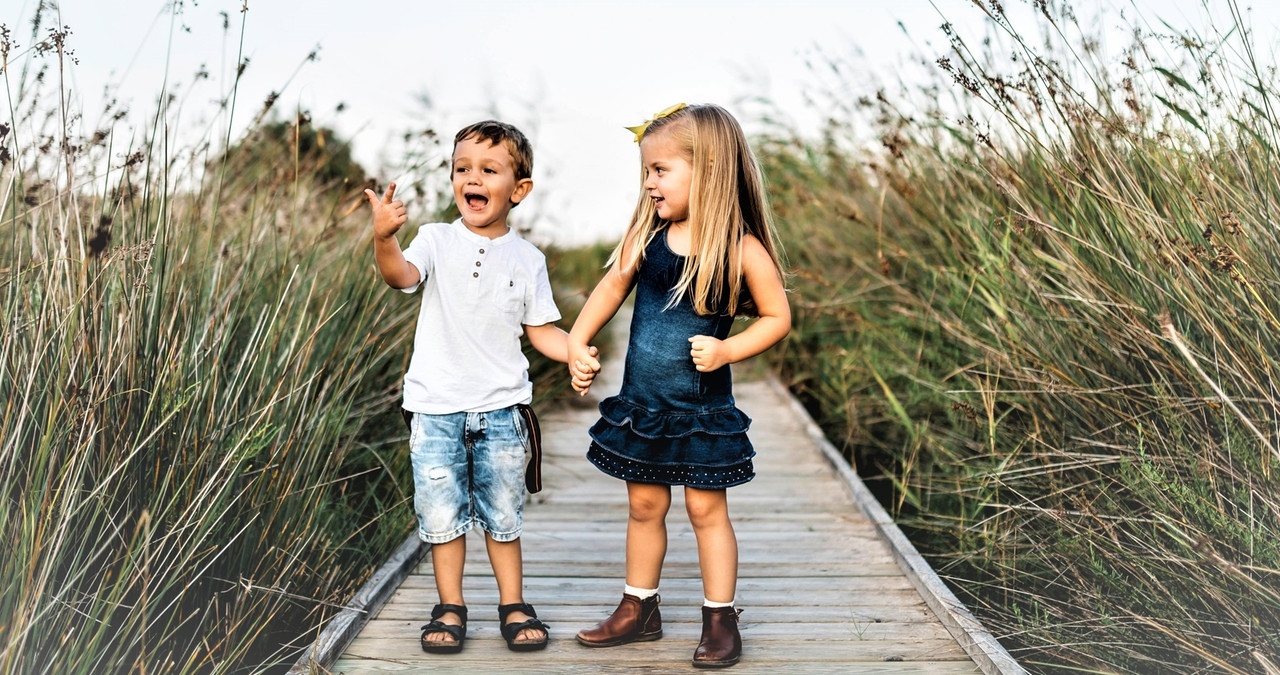 Kinder sprechen miteinander auf einem Steg | Bild: picture alliance / Westend61 | Josep Rovirosa