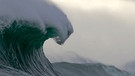 Riesenwelle - Lange Zeit galten sie als Seemannsgarn, doch es gibt sie wirklich: Riesenwellen, die selbst große Schiffe zerstören und in die Tiefe reißen. Inzwischen weiß man, dass Wind die Monsterwellen erzeugt. | Bild: picture-alliance/dpa