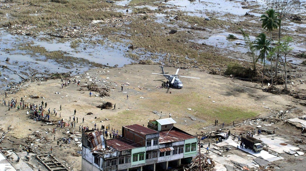 Tsunami In Asien An Weihnachten 2004: Bilder Der Zerstörung ...