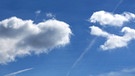 Blauer Himmel über einer Hütte. - Sonne oder Wolken, Regen oder Schnee, Wind oder Wirbelsturm, Hitze und Gewitter: Das Wetter hat uns fest im Griff und ist trotz modernster Technik ein chaotisches System, dem wir ausgeliefert sind. | Bild: picture-alliance/dpa