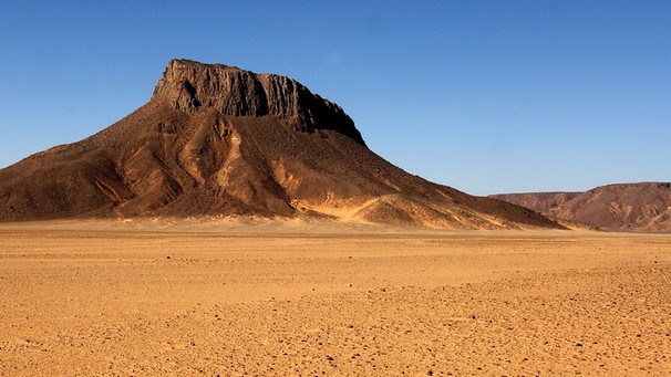 Wadi Wahes: Sahara-Wüste im Sudan - eine Wüste in Äquatornähe. Bezieht man Halbwüsten mit ein, gehören den Wüsten mit rund 50 Millionen Quadratkilometern von allen Landschaftsformen der Erde die größte Fläche. Ein faszinierender Lebensraum für eine besondere Tier-und Pflanzenwelt. Hier erfahrt ihr spannende Fakten über die trockensten Gebiete der Welt. | Bild: picture-alliance/dpa