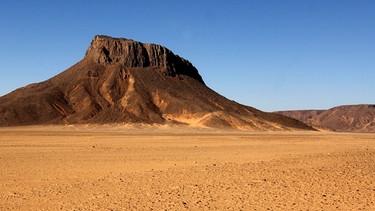 Wadi Wahes: Sahara-Wüste im Sudan - eine Wüste in Äquatornähe. Bezieht man Halbwüsten mit ein, gehören den Wüsten mit rund 50 Millionen Quadratkilometern von allen Landschaftsformen der Erde die größte Fläche. Ein faszinierender Lebensraum für eine besondere Tier-und Pflanzenwelt. Hier erfahrt ihr spannende Fakten über die trockensten Gebiete der Welt. | Bild: picture-alliance/dpa