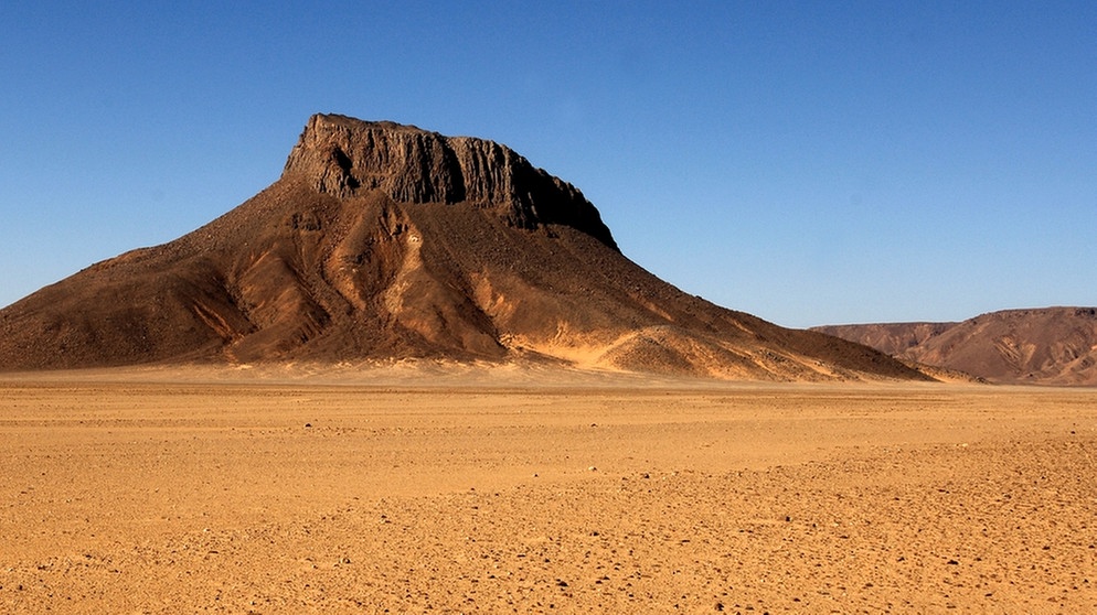 Wadi Wahes: Sahara-Wüste im Sudan - eine Wüste in Äquatornähe. Bezieht man Halbwüsten mit ein, gehören den Wüsten mit rund 50 Millionen Quadratkilometern von allen Landschaftsformen der Erde die größte Fläche. Ein faszinierender Lebensraum für eine besondere Tier-und Pflanzenwelt. Hier erfahrt ihr spannende Fakten über die trockensten Gebiete der Welt. | Bild: picture-alliance/dpa