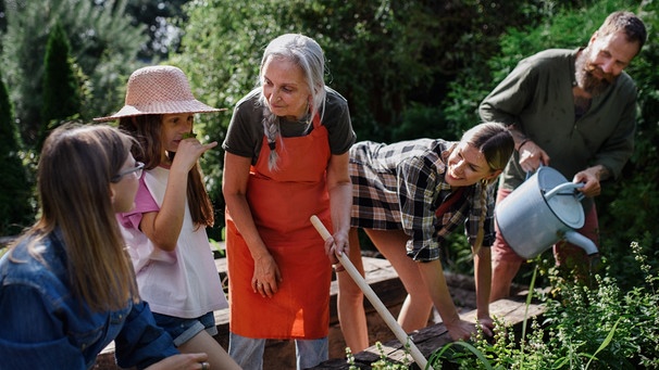 Eine Familie im Garten. Der Klimawandel macht sich auch im Garten und auf dem Balkon bemerkbar: Pflanzen, Blumen und Bäume leiden unter Hitze und Trockenheit. Wir erklären euch, welche Pflanzen, Kräuter und Sträucher besonders hitzeresistent sind und gut mit Trockenheit auskommen. Außerdem geben wir euch Tipps, wie ihr eure Pflanzen richtig gießt - auch im Urlaub - und Wasser sparen könnt.  | Bild: colourbox.com