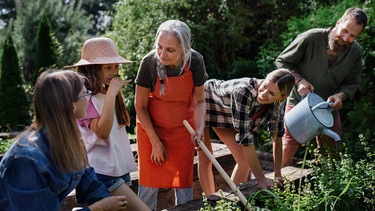 Eine Familie im Garten. Der Klimawandel macht sich auch im Garten und auf dem Balkon bemerkbar: Pflanzen, Blumen und Bäume leiden unter Hitze und Trockenheit. Wir erklären euch, welche Pflanzen, Kräuter und Sträucher besonders hitzeresistent sind und gut mit Trockenheit auskommen. Außerdem geben wir euch Tipps, wie ihr eure Pflanzen richtig gießt - auch im Urlaub - und Wasser sparen könnt.  | Bild: colourbox.com