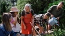 Eine Familie im Garten. Der Klimawandel macht sich auch im Garten und auf dem Balkon bemerkbar: Pflanzen, Blumen und Bäume leiden unter Hitze und Trockenheit. Wir erklären euch, welche Pflanzen, Kräuter und Sträucher besonders hitzeresistent sind und gut mit Trockenheit auskommen. Außerdem geben wir euch Tipps, wie ihr eure Pflanzen richtig gießt - auch im Urlaub - und Wasser sparen könnt.  | Bild: colourbox.com