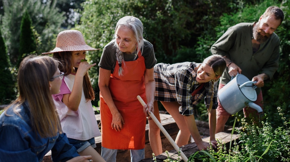 Eine Familie im Garten. Der Klimawandel macht sich auch im Garten und auf dem Balkon bemerkbar: Pflanzen, Blumen und Bäume leiden unter Hitze und Trockenheit. Wir erklären euch, welche Pflanzen, Kräuter und Sträucher besonders hitzeresistent sind und gut mit Trockenheit auskommen. Außerdem geben wir euch Tipps, wie ihr eure Pflanzen richtig gießt - auch im Urlaub - und Wasser sparen könnt.  | Bild: colourbox.com