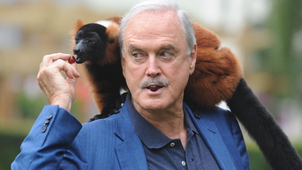 John Cleese mit Lemur | Bild: picture-alliance/dpa