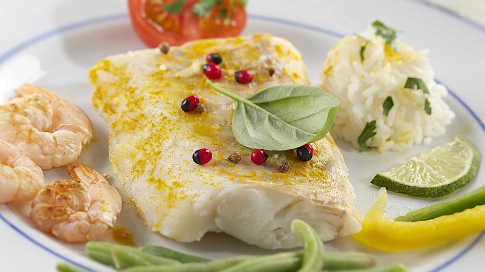 Kabeljau-Filet mit Garnelen und Gemüse. Noch landen beim Fischfang Unmengen an Tieren als Beifang und sterben. | Bild: picture-alliance/dpa/chromorange