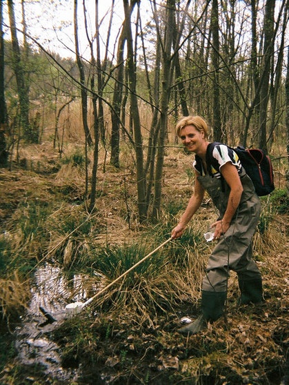 Mückenexpertin Doreen Werner auf Mückenjagd. Exotische Mückenarten verbreiten sich in Deutschland. Wo, überprüfen Forscher mit dem Mückenatlas. Ihr könnt dabei helfen. Fangt eine Mücke und schickt sie ein. | Bild: ZALF / Mückenatlas