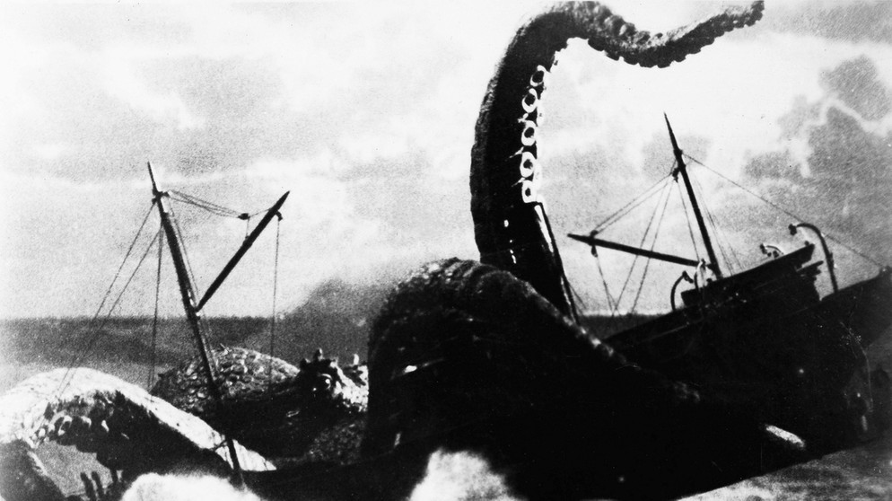 So stellte man sich lange die Monster aus der Urzeit vor: Ein Riesentintenfisch im Film "It came from beneath the Sea" (USA, 1955) verschlingt ein ganzes Schiff. Riesentintenfische sind die größten wirbellosen Bewohner der Ozeane. Wir haben spannende Fakten über Riesenkalmare gesammelt. | Bild: picture-alliance/United Archives