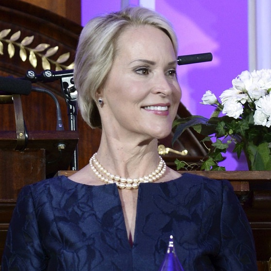 Die US-amerikanische Biochemikerin Frances Arnold erhielt den Chemie-Nobelpreis 2018 zur Hälfte. Die andere Hälfte ging gemeinsam an George Smith (USA) und Gregory Winter (Großbritannien). Frances Arnold - hier in einer Aufnahme aus dem Jahr 2016 - wurde für die gerichtete Evolution von Enzymen ausgezeichnet, die sie 1993 erstmals durchführte.  | Bild: dpa-Bildfunk/Heikki Saukkomaa