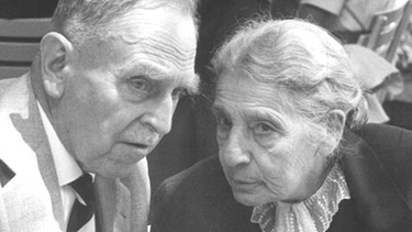 Die Kernphysiker Otto Hahn und Lise Meitner im Gespräch auf der Nobelpreisträgertagung im Jahr 1962. Nobelpreisträgerinnen sind immer noch eine Ausnahmeerscheinungen - in der Männerdomäne Spitzenforschung. Ihre Lebensläufe zeigen Parallelen.  | Bild: picture-alliance/dpa