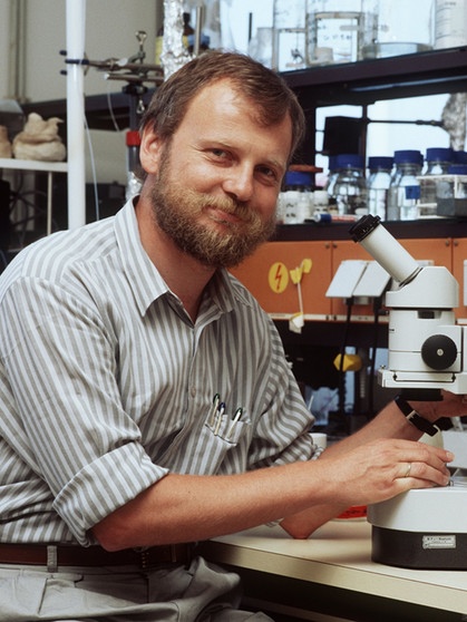 Hartmut Michel erhielt 1988 zusammen mit Johann Deisenhofer und Robert Huber den Chemie-Nobelpreis | Bild: picture-alliance/dpa