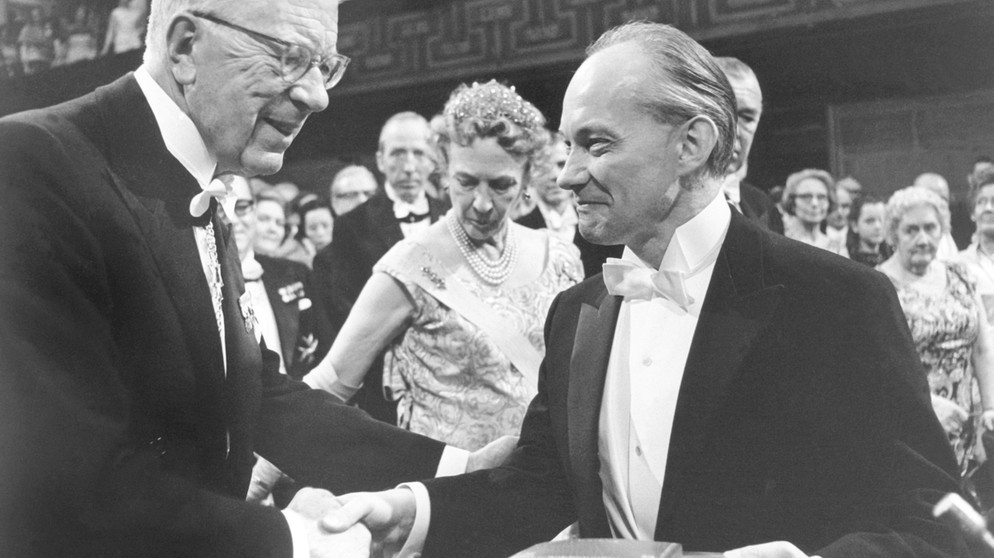 Manfred Eigen erhielt 1967 den Chemie-Nobelpreis, hier bei der Verleihung in Stockholm | Bild: picture-alliance/dpa