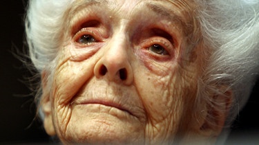 Die Nobelpreisträgerin Rita Levi-Montalcini. Nobelpreisträgerinnen sind immer noch eine Ausnahmeerscheinungen - in der Männerdomäne Spitzenforschung. Ihre Lebensläufe zeigen Parallelen.  | Bild: picture-alliance/dpa