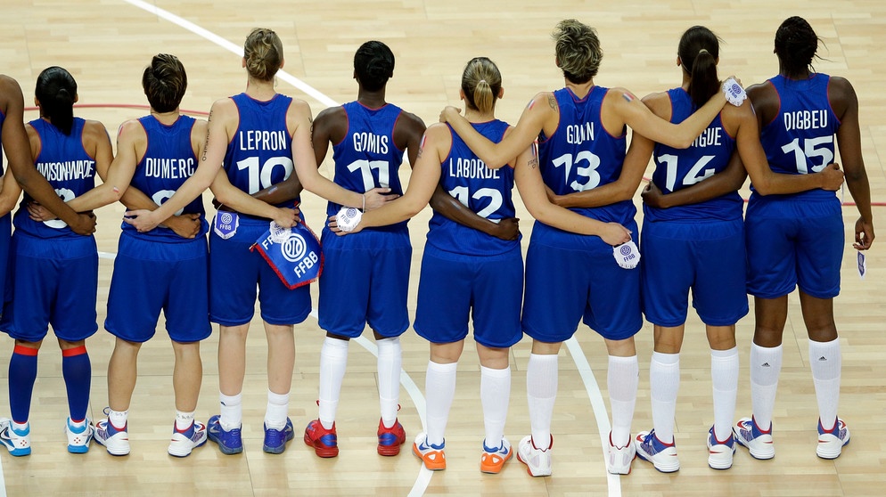 Basketballerinnen Arm in Arm: Eine Studie zeigt, dass Berührungen im Sport zu besseren Leistungen führen können.  | Bild: picture-alliance/dpa