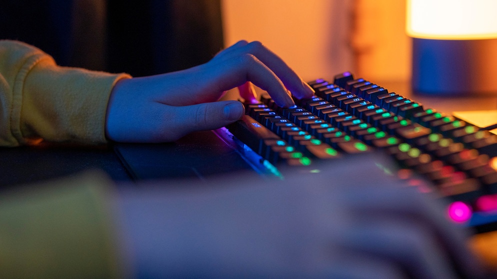 Computerspiele: Was macht sie so verführerisch und wann können sie zu Computerspielsucht führen? - Symbolbild | Bild: picture alliance / Westend61 | Vasily Pindyurin