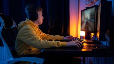 Ein Junge spielt ein Computerspiel. Computerspiele machen vielen Kindern Spaß. Zuviel Gaming kann jedoch zur Abhängigkeit führen. Was sind die Anzeichen einer Sucht? Wann solltet ihr einschreiten? | Bild: picture alliance/Westend61/Vasily Pindyurin