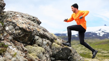 Ein Mann joggt einen Berg hoch. Ob beim Sport, in der Beziehung oder im Beruf, Durchhaltevermögen ist überall gefragt. Doch ab wann wird durchhalten schädlich? Darauf solltet ihr achten. | Bild: colourbox.com