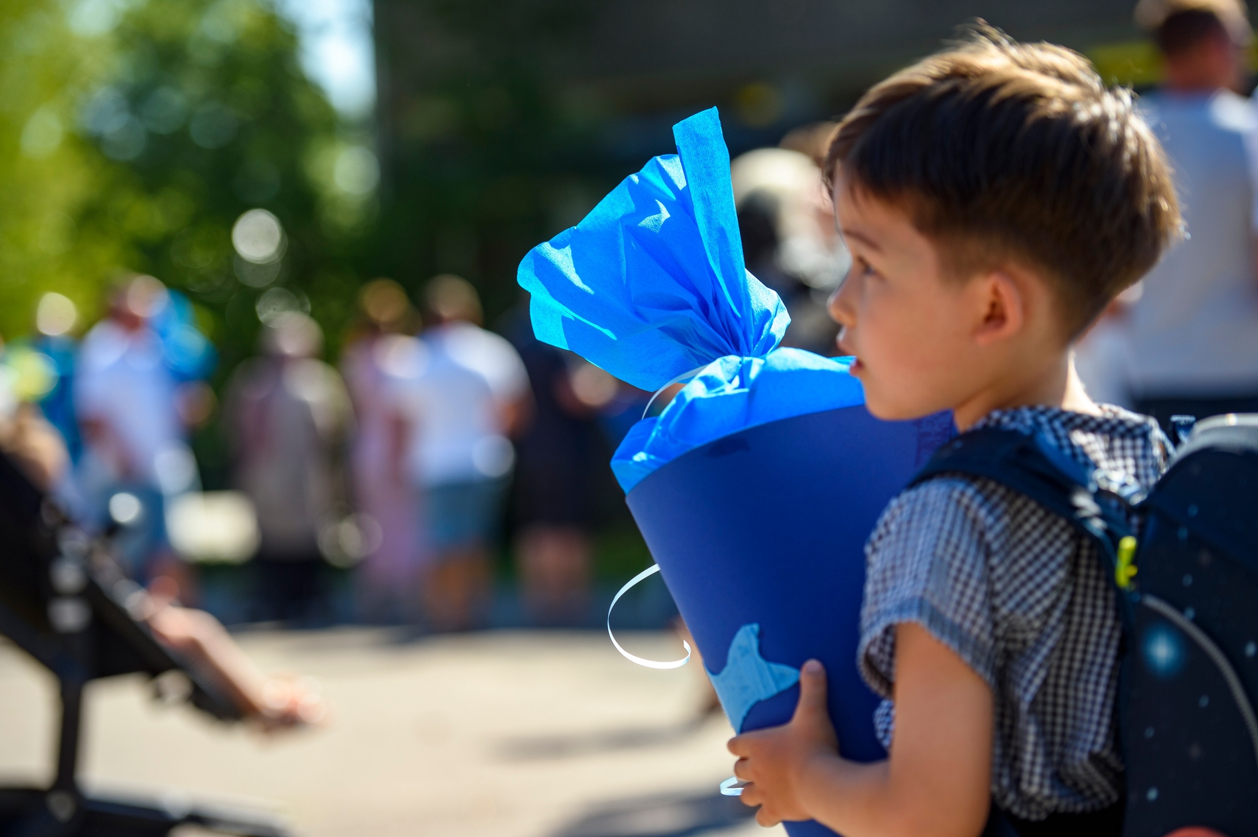 Ein Junge trägt zur Einschulung eine blaue Schultüte. Was ist wichtig für einen erfolgreichen Schulanfang? Tipps, die eurem Kind den Start in der Grundschule erleichtern. | Bild: picture alliance/Kirchner-Media/Christopher Neundorf