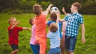 Eine Gruppe Kinder spielt Ball in einem Garten. Die Fähigkeit zur Empathie entwickelt sich bei Kindern über die Jahre. Eltern können diese Entwicklung unterstützen, etwa in dem sie ihren Kindern beibringen, über Gefühle und Bedürfnisse zu sprechen.   | Bild: colourbox.com