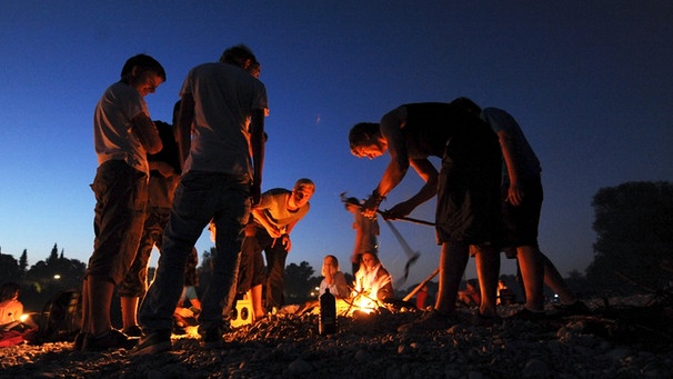 Lagerfeuer an der Isar | Bild: picture-alliance/dpa