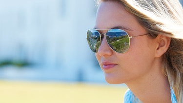 Frau mit verspiegelter Sonnenbrille. Ist das selbstbewusst oder narzisstisch? Woran man Narzissmus erkennt, die Ursachen der Persönlichkeitsstörung und wie ihr mit Narzissten umgehen könnt. | Bild: colourbox.com