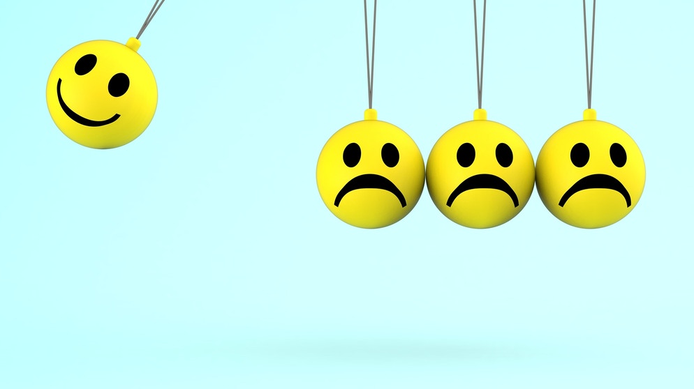 Smileys in einem Kugelstoßpendel. Denkt ihr oft negativ? Wir erklären, warum manche Menschen eher Pessimisten oder Optimisten sind, was 'pessimistisch' bedeutet - und ob das wirklich immer schlecht ist. | Bild: colourbox.com