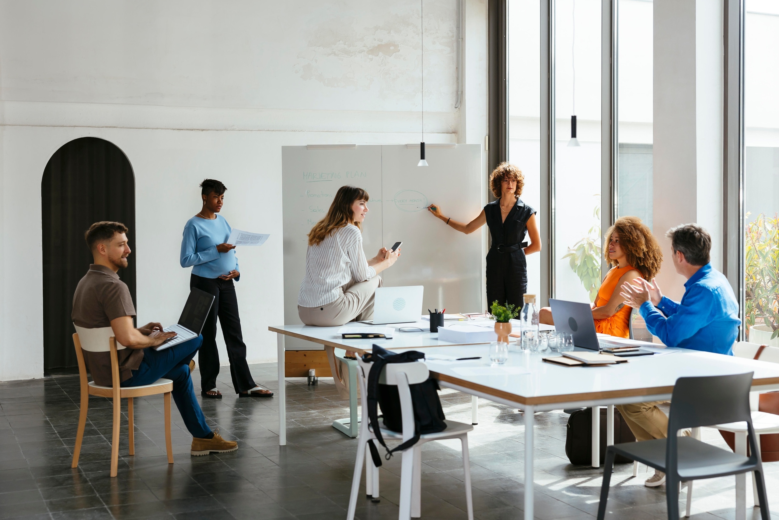 Frauen und Männer arbeiten im Team zusammen. Teamfähigkeit ist eine der wichtigsten Eigenschaften, die Arbeitgeber an ihren Mitarbeitern schätzen. | Bild: picture alliance / Westend61 | Bonninstudio