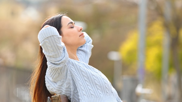 Eine Frau sitzt auf einer Bank, macht Pause. Wie unser Körper auf Stress reagiert, wie ihr ihn reduzieren könnt und warum gar kein Stress auch nicht gut ist, erklären wir hier. | Bild: colourbox.com