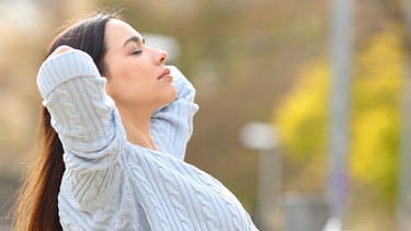 Eine Frau sitzt auf einer Bank, macht Pause. Wie unser Körper auf Stress reagiert, wie ihr ihn reduzieren könnt und warum gar kein Stress auch nicht gut ist, erklären wir hier. | Bild: colourbox.com