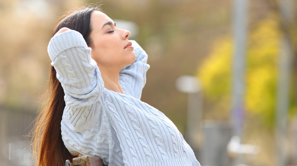 Eine Frau sitzt auf einer Bank, macht Pause. Wie unser Körper auf Stress reagiert, wie ihr ihn reduzieren könnt und warum gar kein Stress auch nicht gut ist, erklären wir hier. | Bild: colourbox.com