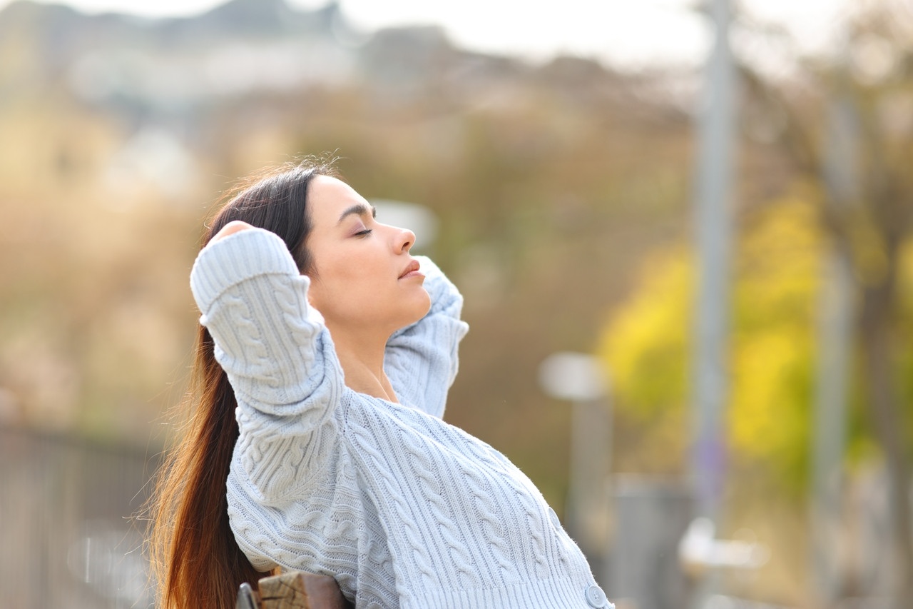 Eine Frau sitzt auf einer Bank, macht Pause. Wie unser Körper auf Stress reagiert, wie ihr ihn reduzieren könnt und warum gar kein Stress auch nicht gut ist, erklären wir hier. | Bild: colourbox.com