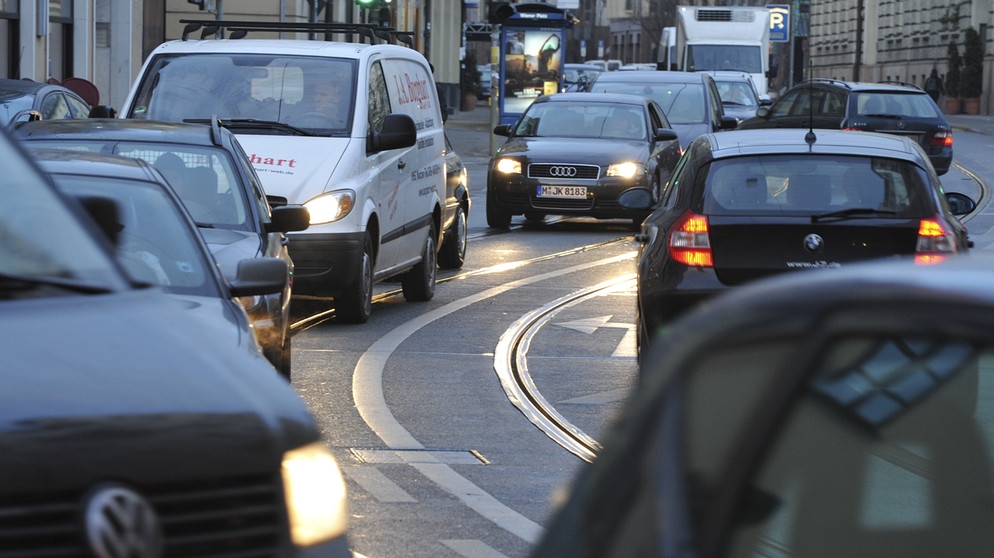 Stau und Verkehrslärm in Müchen. | Bild: picture alliance/dpa/Peter Kneffel