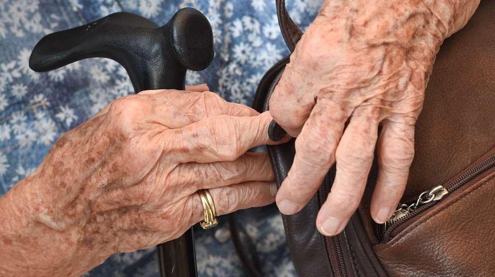 ARCHIV - 03.07.2015, Hessen, Frankfurt/Main: Eine 100 Jahre alte Frau nestelt während eines Pressegesprächs am Rande des Deutschen Seniorentags an ihrer Handtasche. Die Zahl der Hochbetagten in Deutschland hat einen Höchststand erreicht. 2020 waren laut Statistischem Bundesamt 20 465 Menschen 100 Jahre oder älter. Das waren 3523 Menschen mehr als 2019, wie das Amt am 03.08.2021 mitteilte. Foto: Arne Dedert/dpa +++ dpa-Bildfunk +++ | Bild: dpa-Bildfunk/Arne Dedert