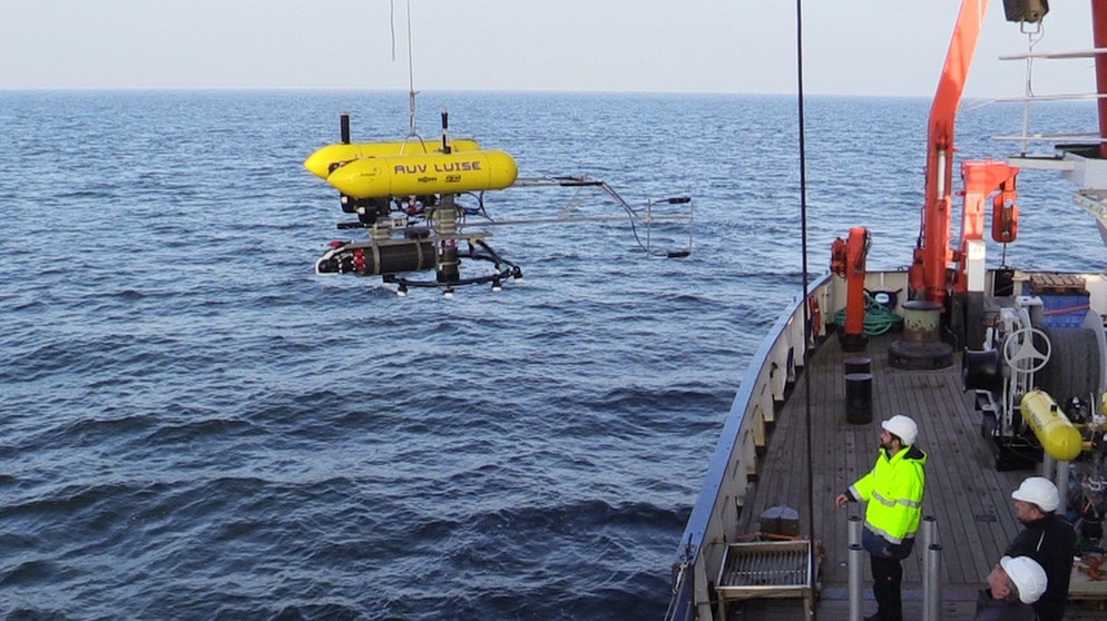 Projekt BASTA: Intelligentes Unterwasserfahrzeug (AUV) wird ins Wasser gelassen. | Bild: Torsten Frey / GEOMAR