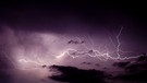 Gewitter mit Blitzschlag. Die Geschichte der Wettervorhersage: Früher fürchtete man den Zorn der Götter bei Blitz und Donner, dann sollten Bauernregeln wie der Siebenschläfertag Ordnung ins Wetterchaos bringen. Heute regeln das die Meteorologen - oder? | Bild: picture alliance / soerfi/Shotshop | soerfi