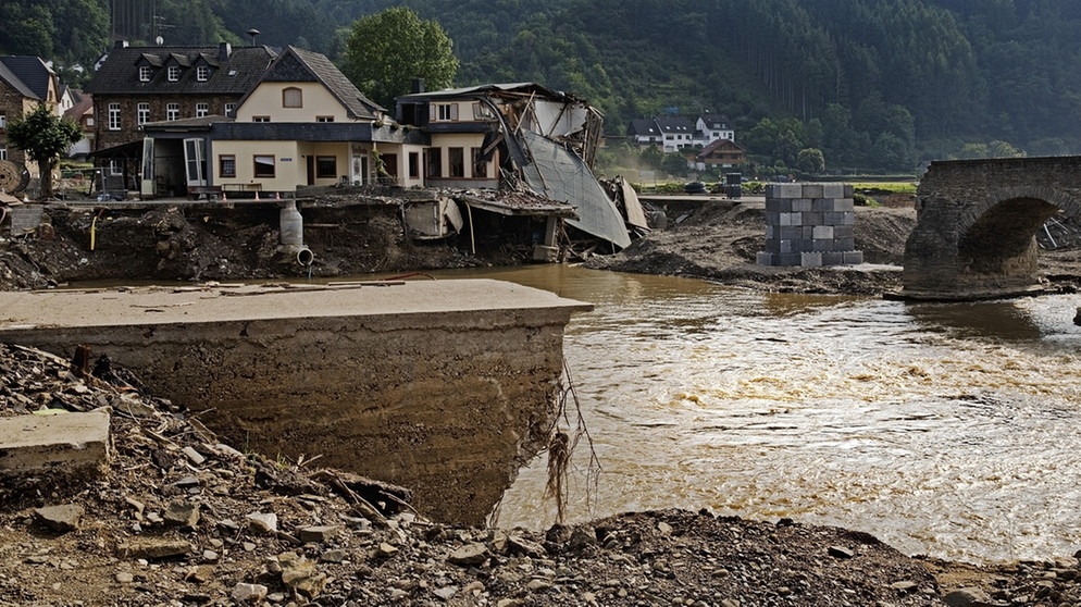 Zerstoerte Nepomuk-Bruecke über den Fluss Ahr, Flutkatastrophe 2021, Rheinland-Pfalz. | Bild: picture alliance / Zoonar | Stefan Ziese