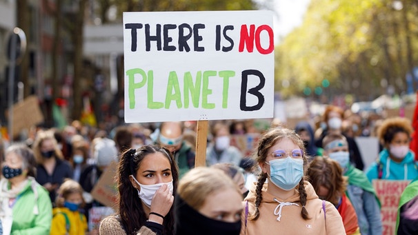 Tausende demonstrieren beim 6. Globalen Klimastreik am 25. September 2020 mit Fridays for Future auf den Kölner Ringen. | Bild: picture alliance / Geisler-Fotopress | Christoph Hardt/Geisler-Fotopres