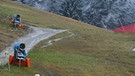 Schneekanonen auf der grünen Kandahar-Abfahrt in Garmisch-Partenkirchen im Dezember 2014. Schon jetzt ist der Winter in Bayern oft so mild, dass es an Schnee mangelt. Durch den fortschreitenden Klimawandel hat die Schneedeckendauer in Bayern bereits merklich abgenommen. | Bild: picture-alliance/dpa