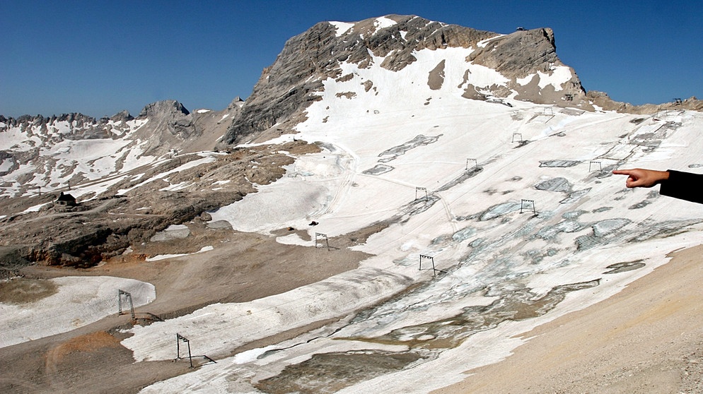 Der Schneeferner-Gletscher auf der Zugspitze, aufgenommen im Sommer 2007.  | Bild: picture-alliance/dpa