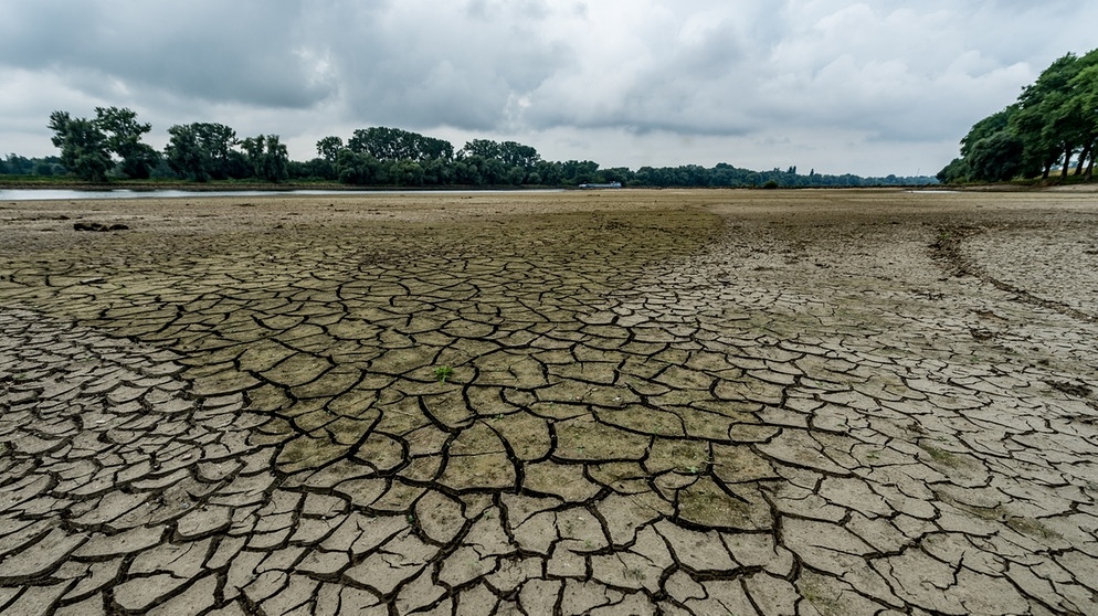 Eine rissige, ausgetrocknete Sandbank an der Donau bei Mariaposching in Bayern im Juli 2015. Der Hitze-Sommer 2015 brachte Rekordtemperaturen mit sich, aber auch extreme Trockenheit in Bayern. Niedrigwasser sorgte auf mehreren Flüssen für Probleme der Schifffahrt. | Bild: picture-alliance/dpa