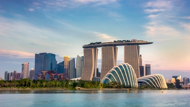Skyline von Singapur. In der Stadt wird es oft heißer als auf dem Land. Hitzeinseln entstehen auch durch die Bauweise der Städte. Die positive Nachricht: Es gibt Lösungen.  | Bild: colourbox.com