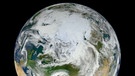 Der Ausschnitt zeigt die nördliche Hemisphäre der Erde, auf der sich der geographische Nordpol befindet.  Eine Ursache der Poldrift ist der Klimawandel | Bild: NASA/GSFC/Suomi NPP
