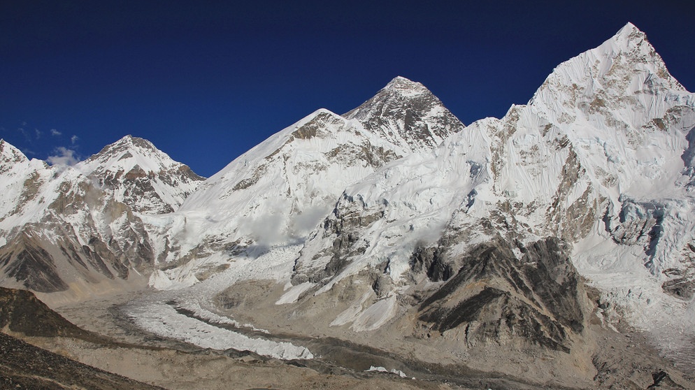 Der Khumbu-Gletscher in Nepal im Mai 2021 neben dem Mount Everest, von Kala Patthar aus gesehen. Wie die meisten Gletscher weltweit verliert auch dieser Himalaja-Gletscher seit Jahren Eis durch den fortschreitenden Klimawandel. | Bild: picture alliance / Zoonar | Ursula Perreten