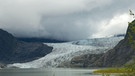 Mendenhall-Gletscher in Alaska im August 2019. Die Gletscherzunge ist durch den Klimawandel merklich geschmolzen. | Bild: picture alliance / Avalon | Wolfgang Kaehler