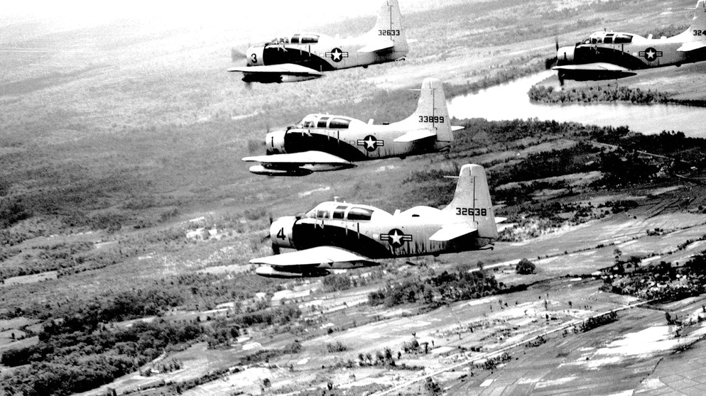 A-1E Skyraiders fliegen in Formation über Südvietnam. Wann erschien der erste Wetterbericht? Wie viele Supercomputer braucht es für die Meteorologie? Was sind Wolken, wie entstehen Regen, Wirbelstürme und Wetterphänomen wie El Niño? Wir erklären euch die Geschichte der Wetterkunde! | Bild: picture-alliance/dpa